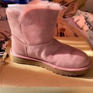 Worn only once, I don’t like them. Price can be Negotiated thank you.